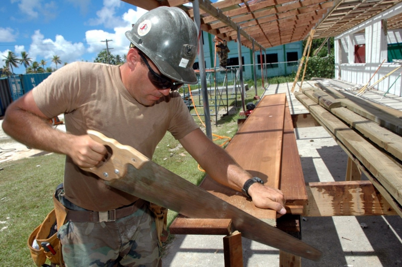 menuisier-STE MAXIME-min_worker_construction_building_carpenter_male_job_build_helmet-893290